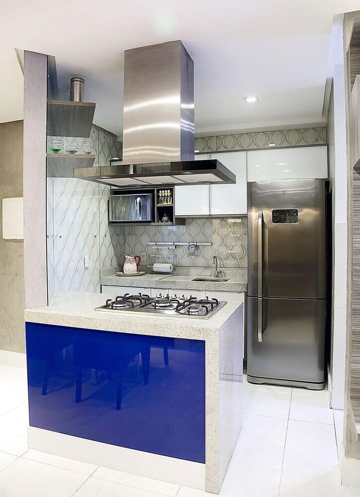 Cozinha Pequena com Ilha Compacta e Armários Coloridos - inspiração