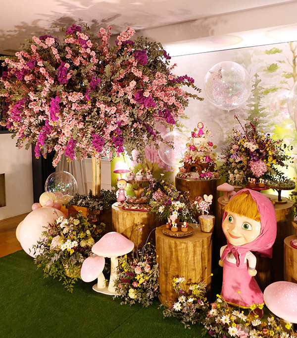 Toque Romântico: Decoração com Flores Delicadas e Detalhes em Renda - ideia