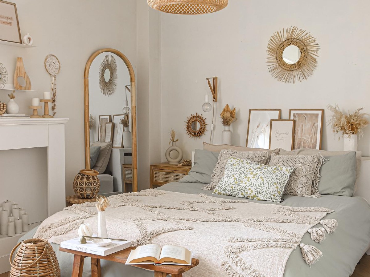 Decoração Glamurosa com Papel de Parede e Espelho Grande - detalhe