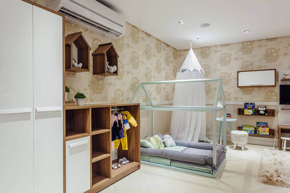 Estilo Montessoriano: Decoração de Quarto Infantil com Espelhos e Barras - detalhe