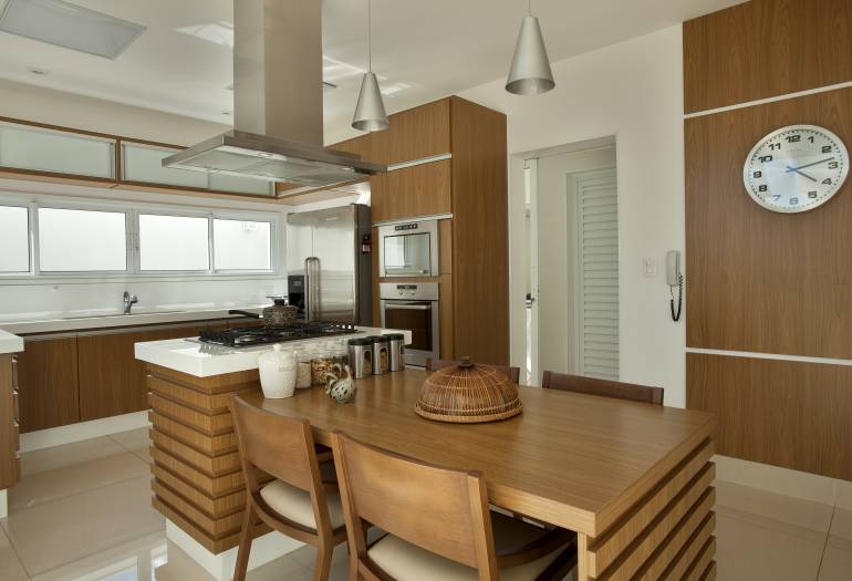 Bancada Clean com Detalhes em Madeira: Simplicidade Sofisticada - ideia