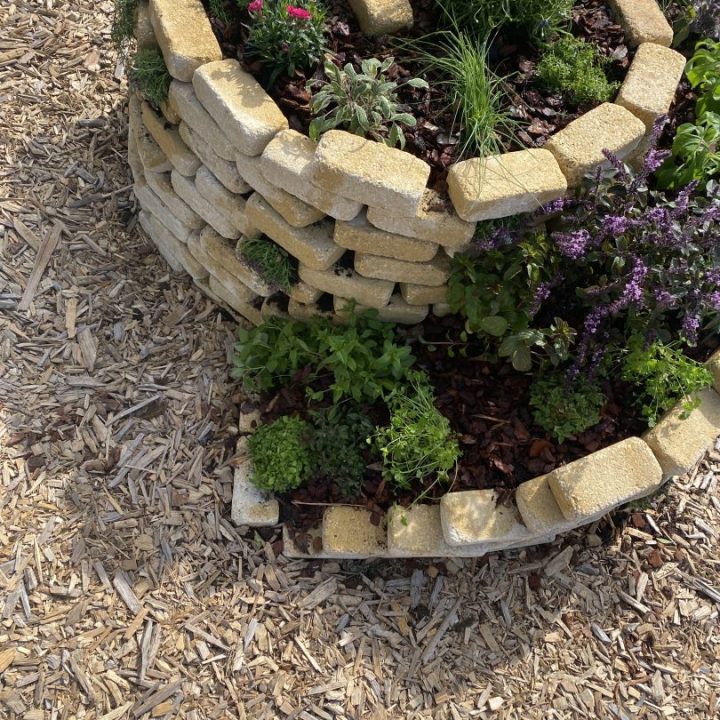 Jardins Aromáticos em Espiral com Tijolos - ideia