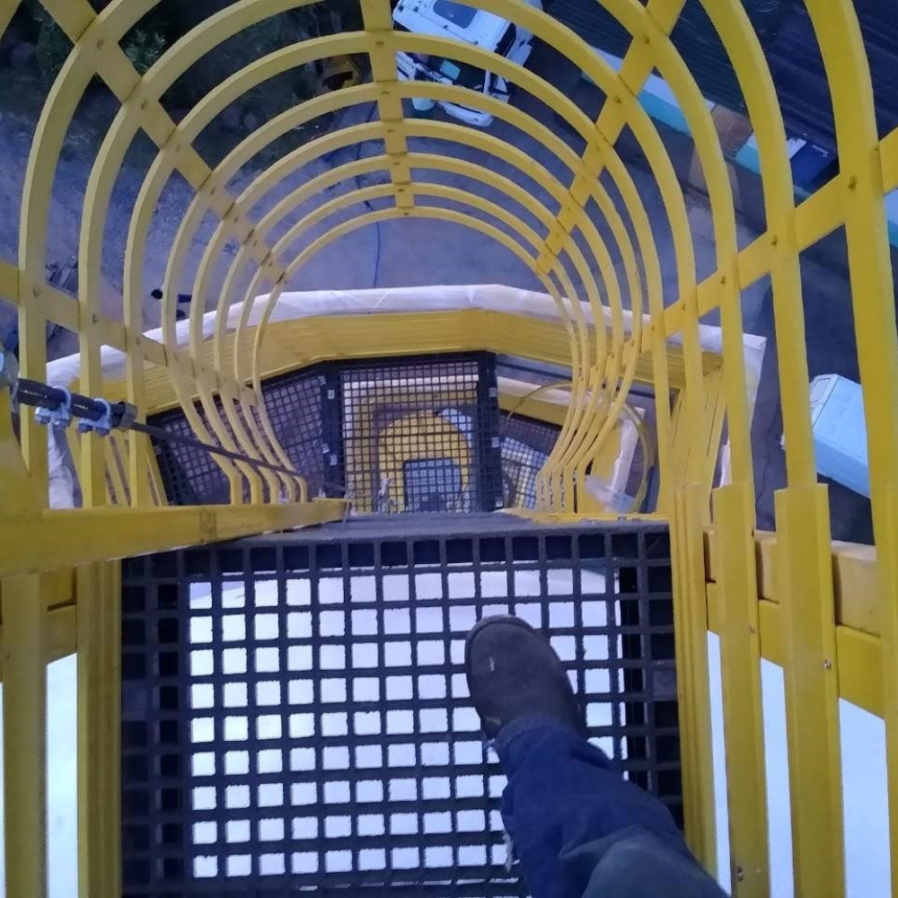 Escada Marinheiro com Sistema de Guarda-Corpo Integrado: Proteção Extra em Altura - detalhe