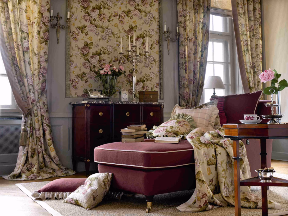Sala Romântica com Cortinas Leves e Decoração Floral - detalhe