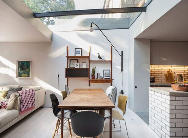 Iluminação Natural Ampliada com Claraboias: Luz do Sol e Economia de Energia - detalhe