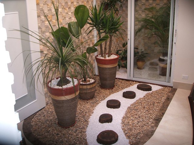 Simplicidade Encantadora: Jardim de Inverno com Vasos de Barro - inspiração