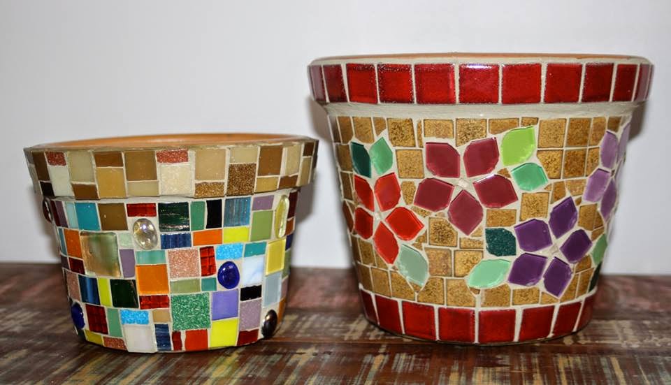 Vasos Decorados com Mosaicos de Pastilhas: Cores Vibrantes e Alegria no Jardim - detalhe