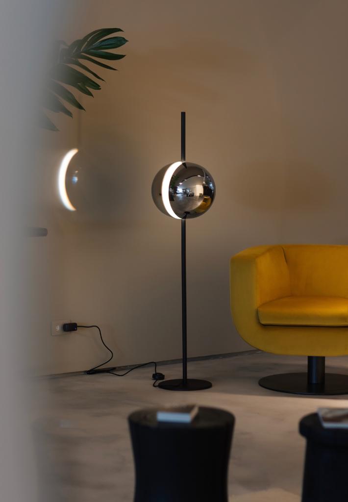 Luminária de Piso com Base de Concreto Aparente: Originalidade Urbana - detalhe