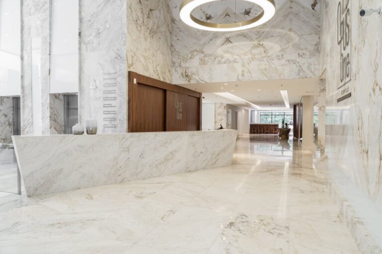 Hall de Entrada Impactante: Mármore Branco e Iluminação Estratégica para Receber com Estilo - inspiração