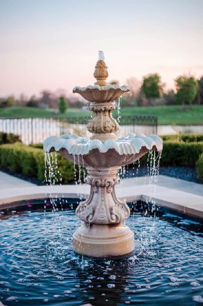 Chafariz Clássico com Esculturas e Jatos de Água - detalhe