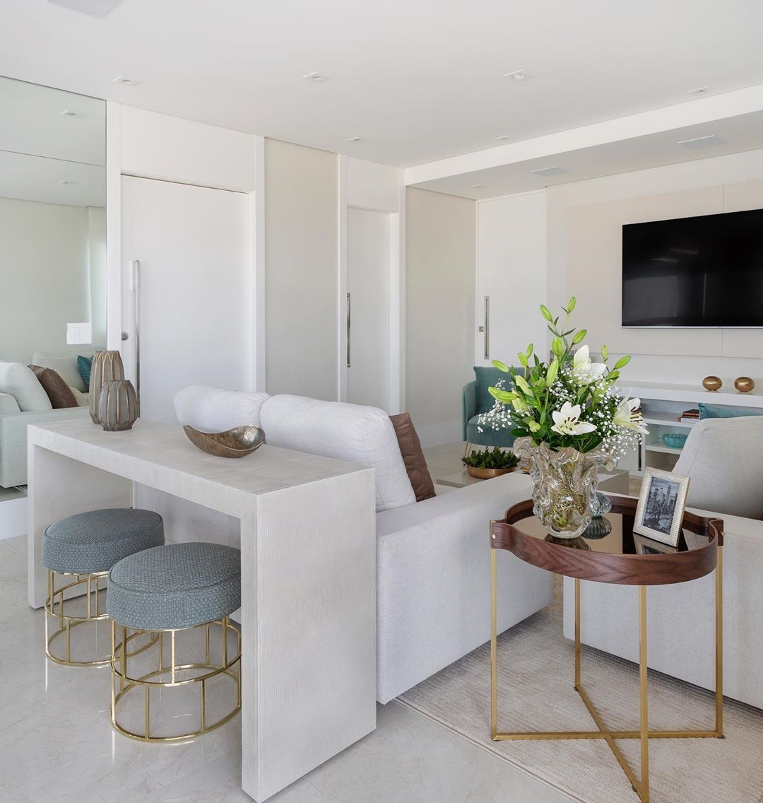 Puff Minimalista de Madeira: Design clean e Sofisticação Atemporal - detalhe