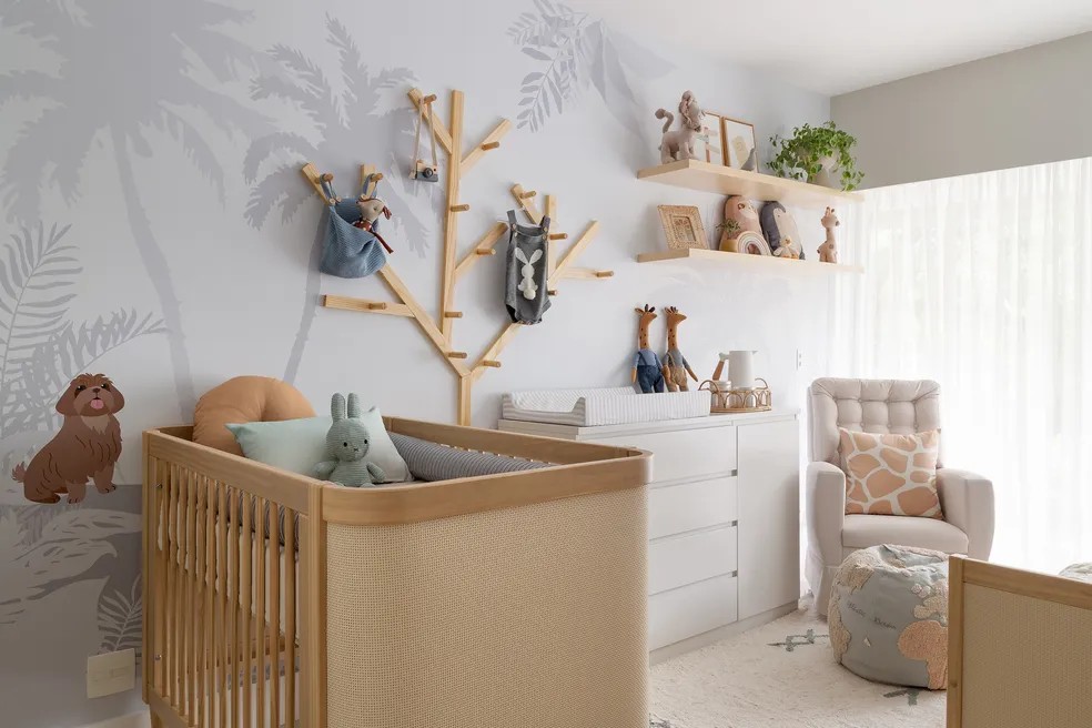 Organização Inteligente: Quarto de Bebê Simples com Nichos e Prateleiras Decorativas - inspiração
