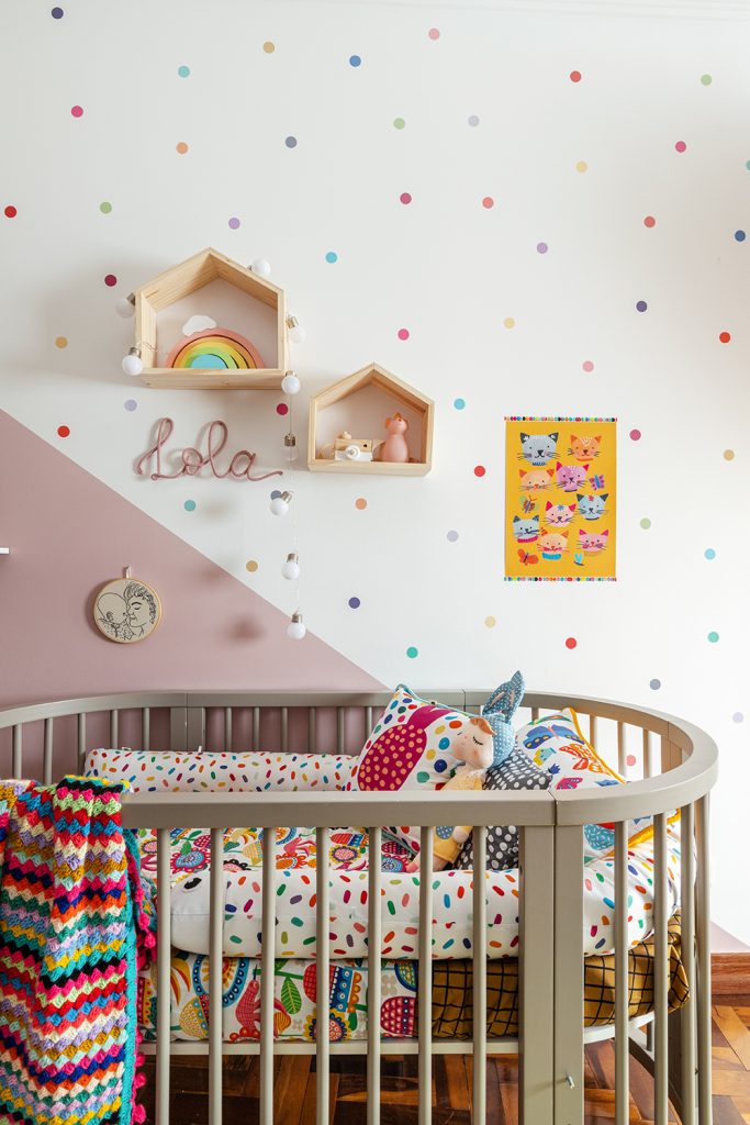 Alegria Vibrante: Quarto de Bebê Colorido com Temas Lúdicos - ideia