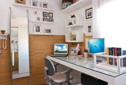 Com Escrivaninha Suspensa e Cadeira Transparente: Design e Fluidez - detalhe