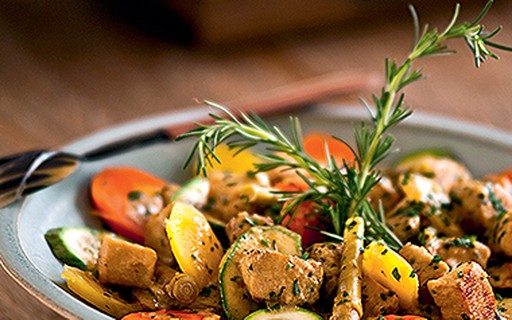 Frango ao Curry com Leite de Coco e Legumes Crocantes - inspiração