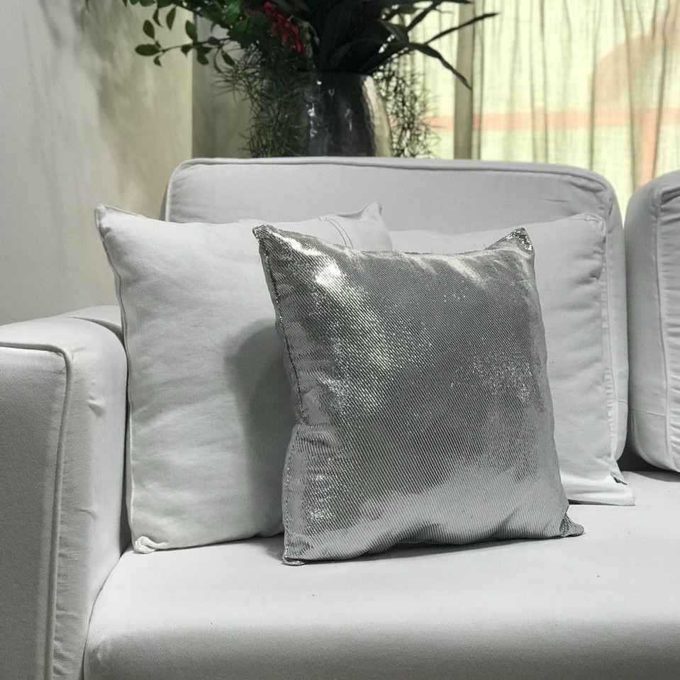 Almofadas Metalizadas: Glamour e Sofisticação para sua Decoração - ideia