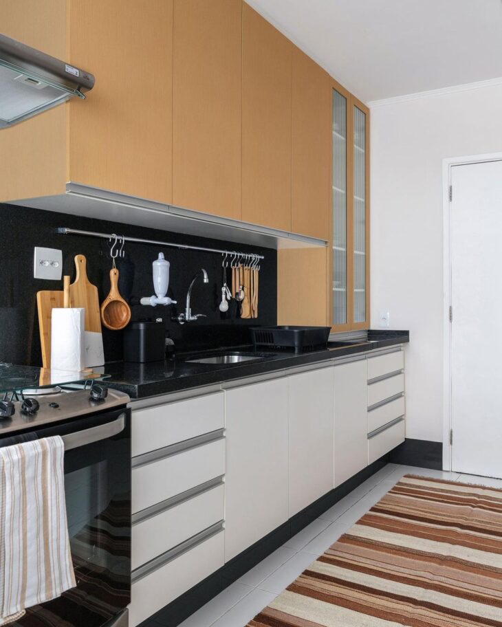 Armário de Cozinha Planejado com Puxadores Cava: Design Minimalista e Clean - detalhe