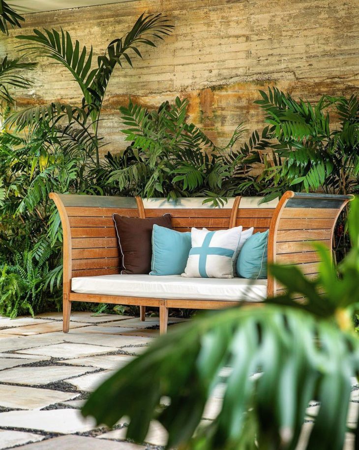 Banco de Varanda Integrado ao Jardim Vertical: Natureza ao Seu Alcance - ideia