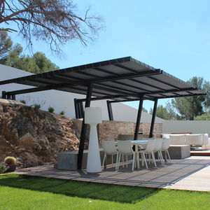 Pergolado Festivo com Cobertura de Lona e Bandeirinhas - inspiração