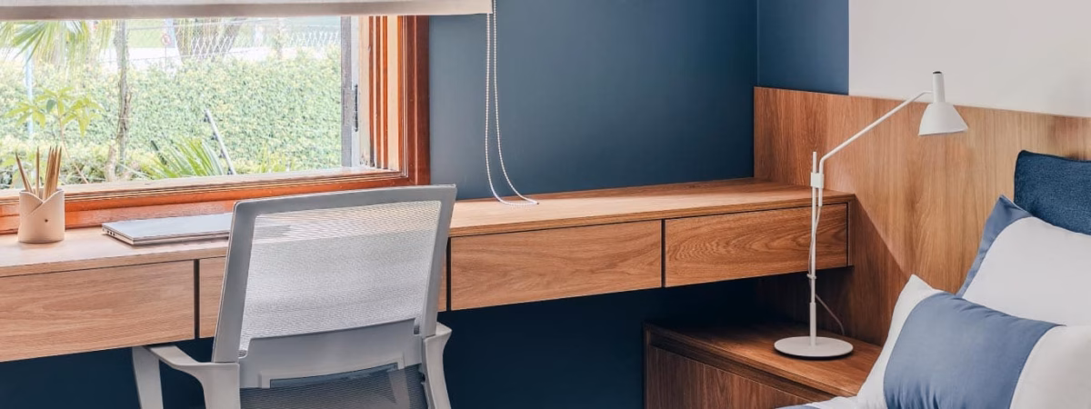 Quarto Masculino Contemporâneo com Geometria e Cores Contrastantes - detalhe