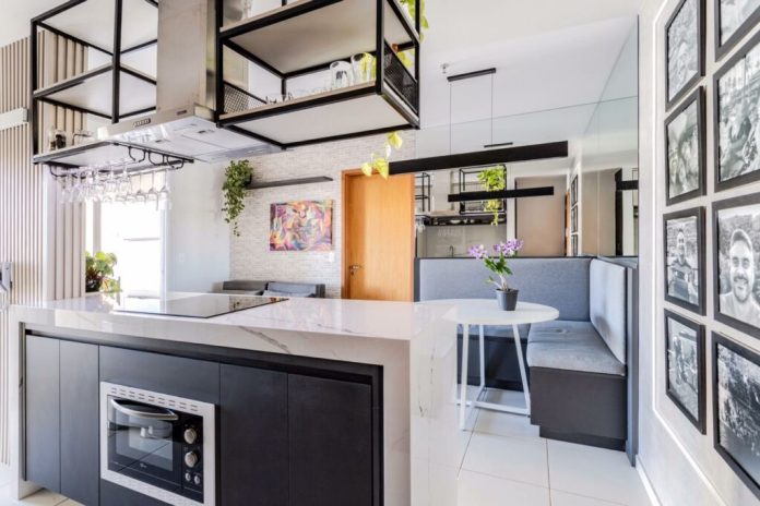 Cozinha Americana com Bancada e Jardim Vertical: Natureza e Bem-Estar - inspiração