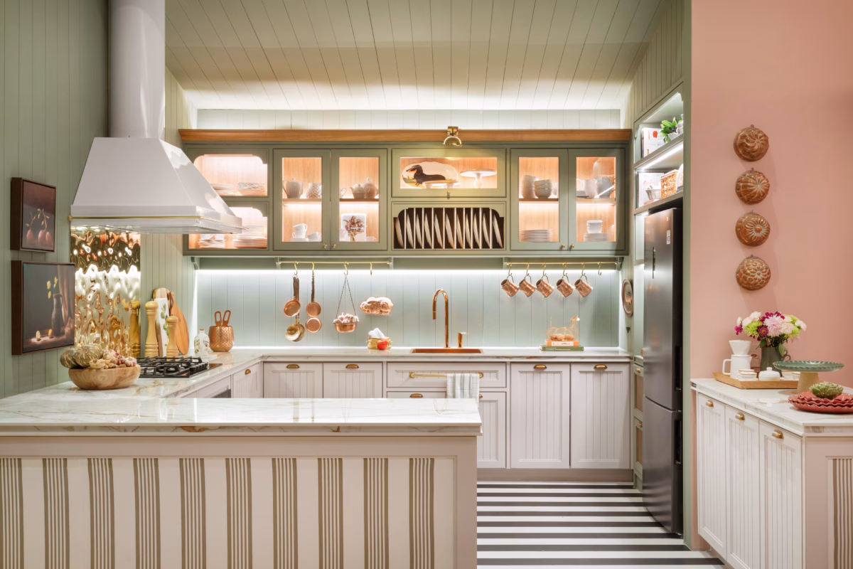 Cozinha com Utensílios à Mostra: Cor e Funcionalidade em Harmonia - inspiração