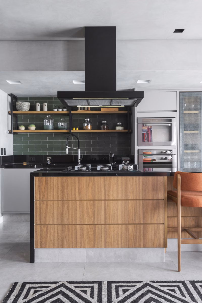 Ilha Suspensa com Design Leve e Prateleiras Abertas para Utensílios - detalhe