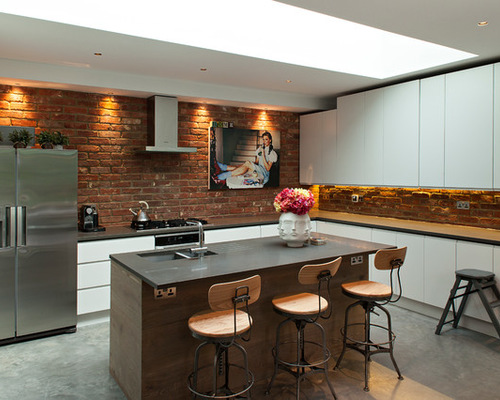 Cozinha com Tijolinho Rústico e Luminárias Pendentes: Luz e Aconchego - ideia