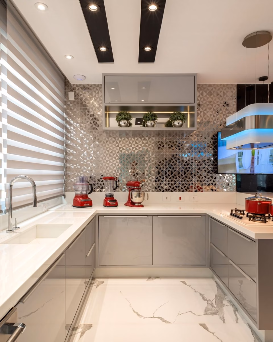 Cozinha Moderna com Pastilhas Metálicas e Luminárias Pendentes - detalhe