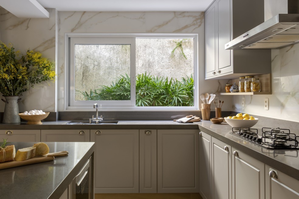 Elegância Atemporal: Cozinha Planejada Pequena com Bancada de Quartzo - ideia