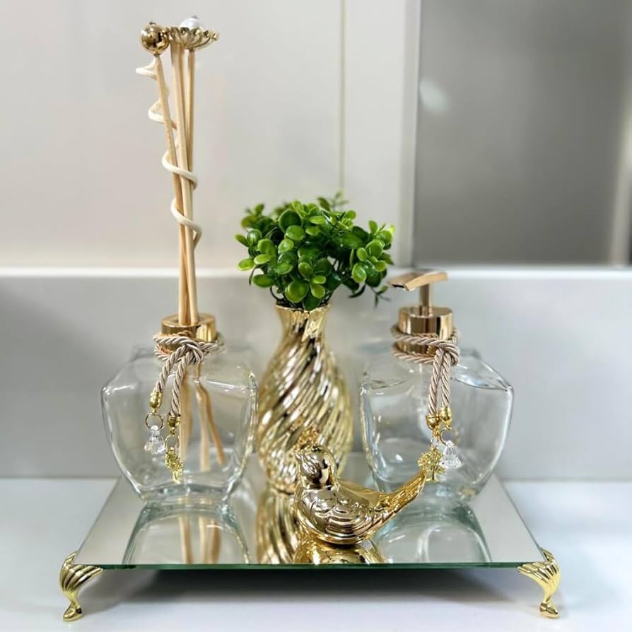 Banheiro Elegante com Acessórios Dourados e Saboneteiras de Vidro - detalhe