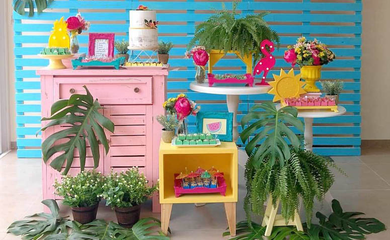Decoração de Festa Tropical com Folhagens Naturais: Frescor e Exuberância - ideia