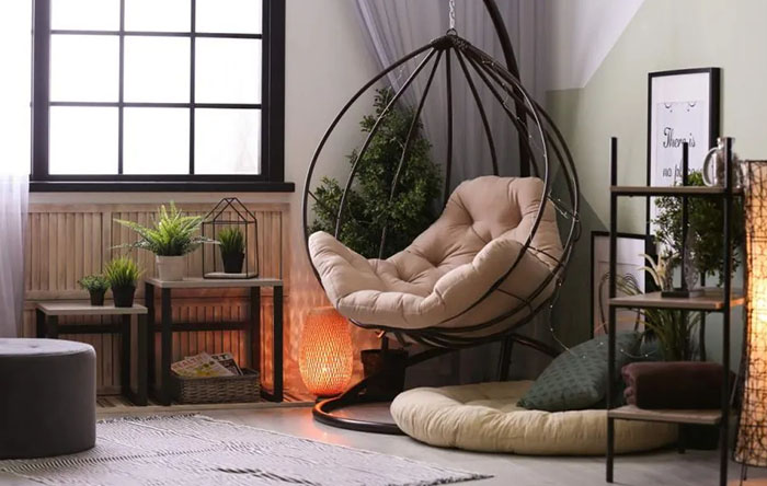 Cantinho de Leitura Aconchegante: Poltrona Charmosa e Luminária Direcionada - ideia