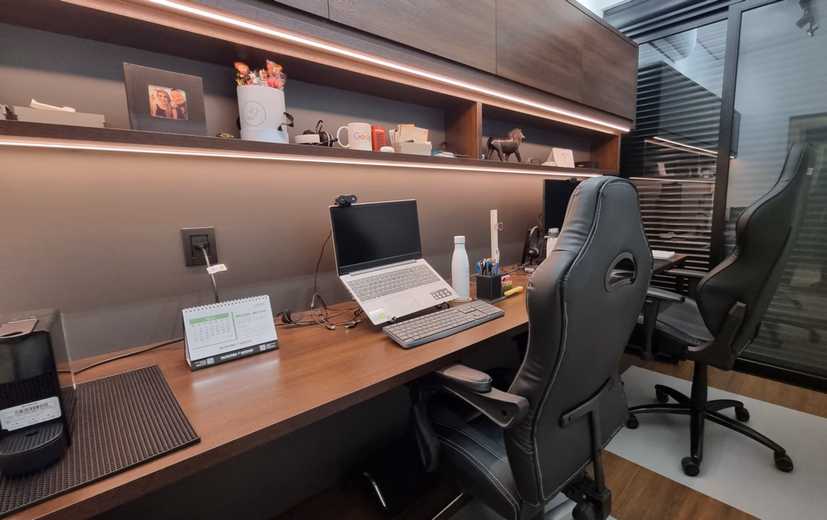 Home Office Inspirador: Fitas de LED para Aumentar a Produtividade - ideia