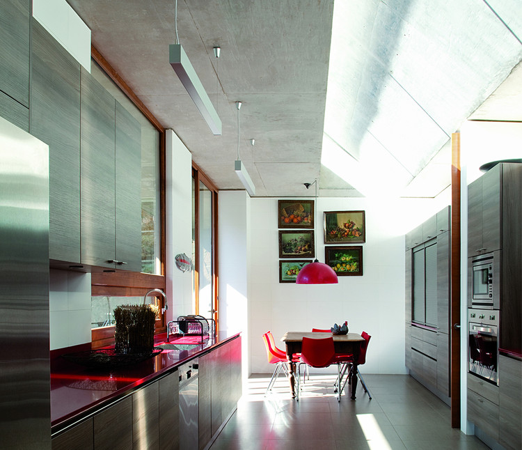 Iluminação Natural Ampliada com Claraboias: Luz do Sol e Economia de Energia - ideia