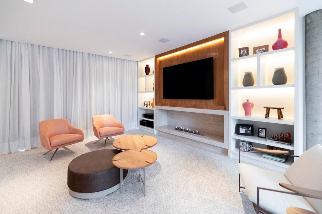 Sala de Estar com Lareira Ecológica e Detalhes em Cobre - detalhe