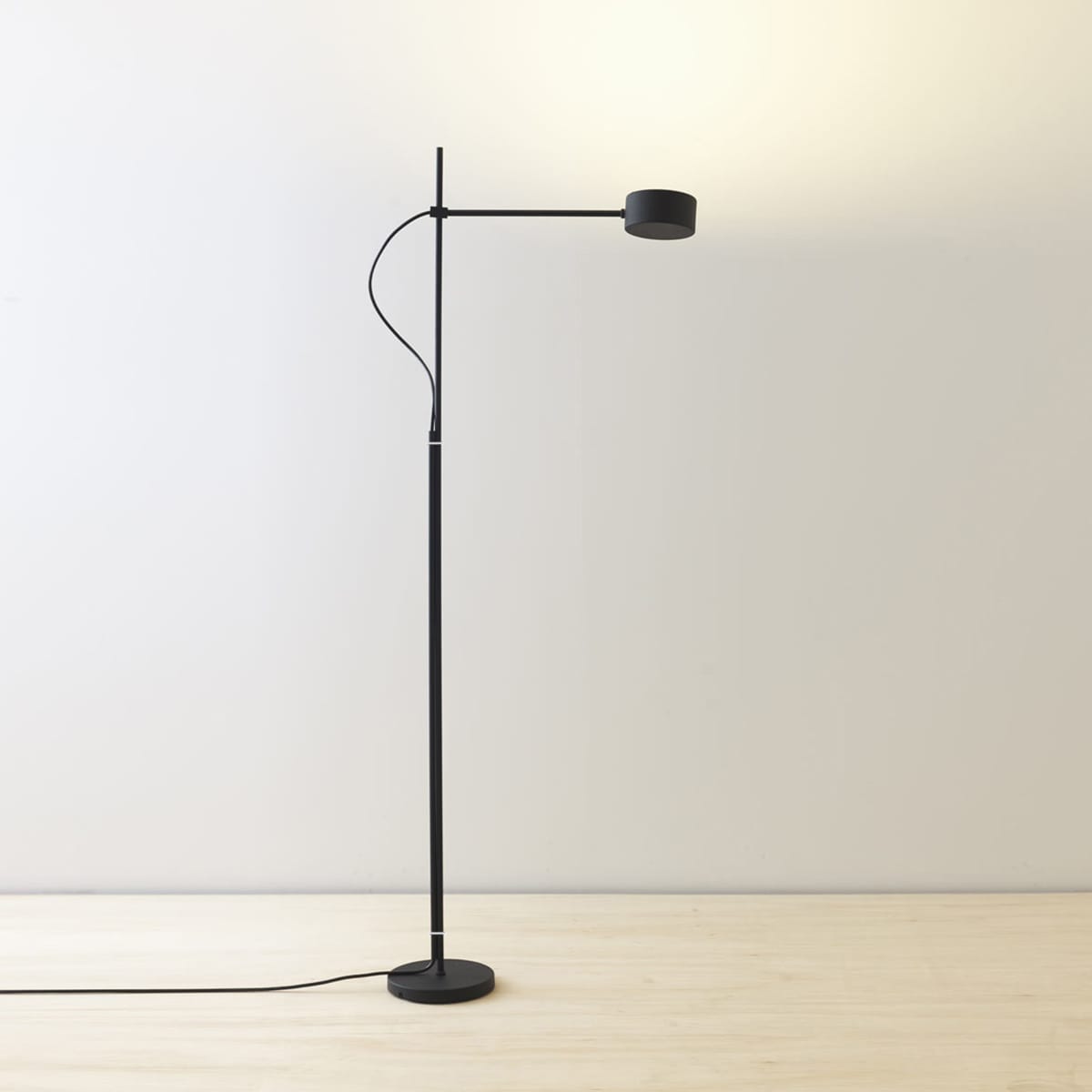 Luminária de Piso com Base de Concreto Aparente: Originalidade Urbana - ideia