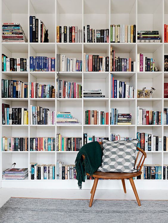 Prateleiras em Nichos Geométricos: Uma Galeria de Arte Literária - detalhe