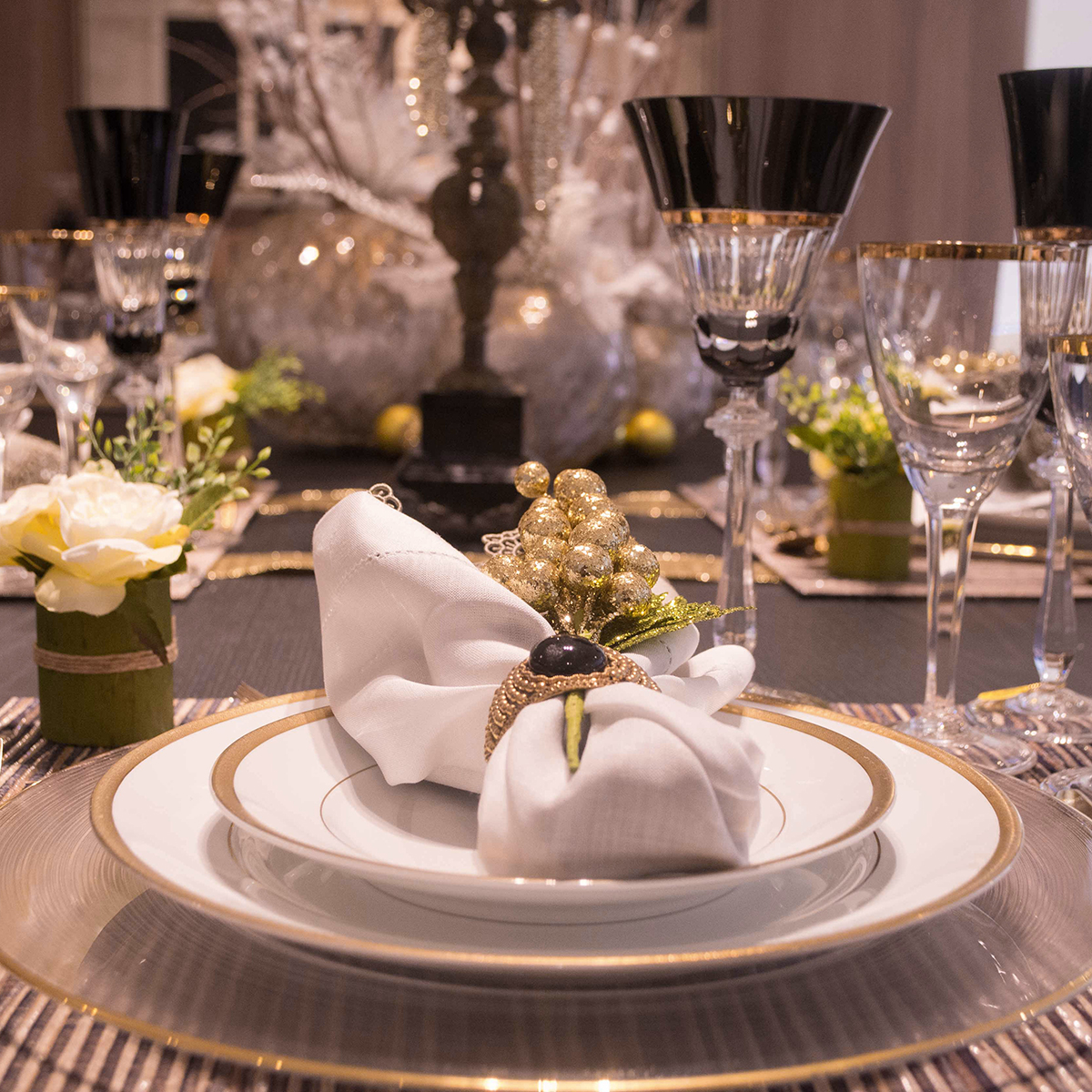 Mesa Posta Elegante com Dourado: Sofisticação e brilho em cada detalhe - inspiração