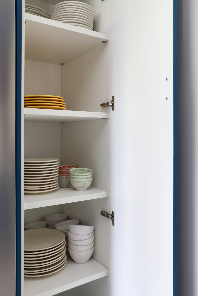 Nichos de MDF e Cores Vibrantes para Uma Despensa Moderna - detalhe