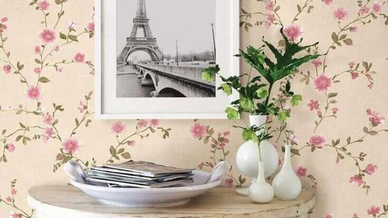 Toque Romântico com Papel de Parede Floral e Móveis Vintage - ideia