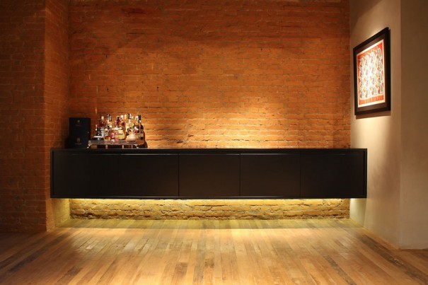 Iluminação Estratégica: LEDS Destacando a Beleza do Tijolo Aparente - detalhe