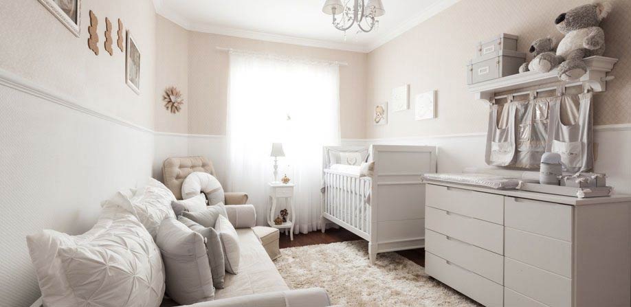 Organização Inteligente: Quarto de Bebê Simples com Nichos e Prateleiras Decorativas - ideia