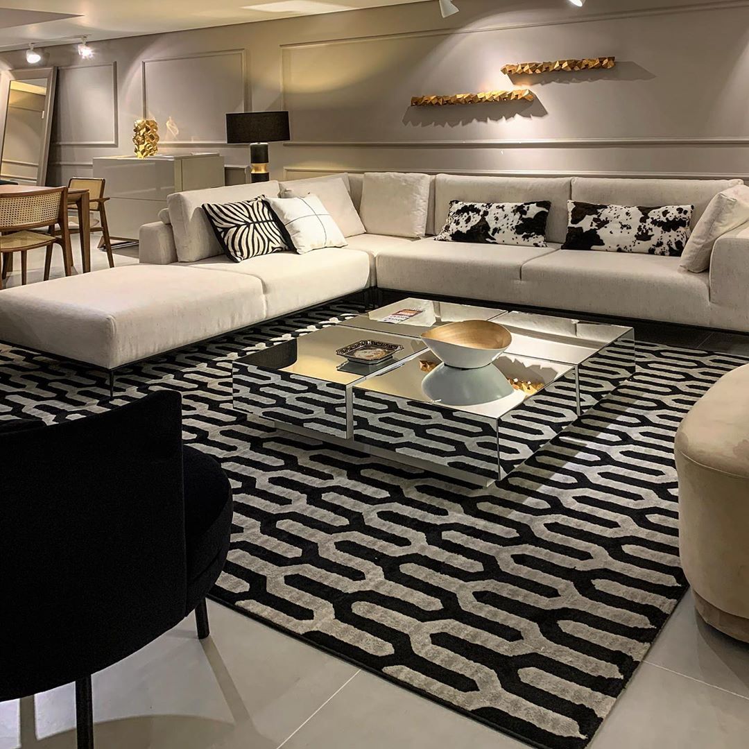 Com Tapete Geométrico e Mesa de Centro Espelhada - inspiração