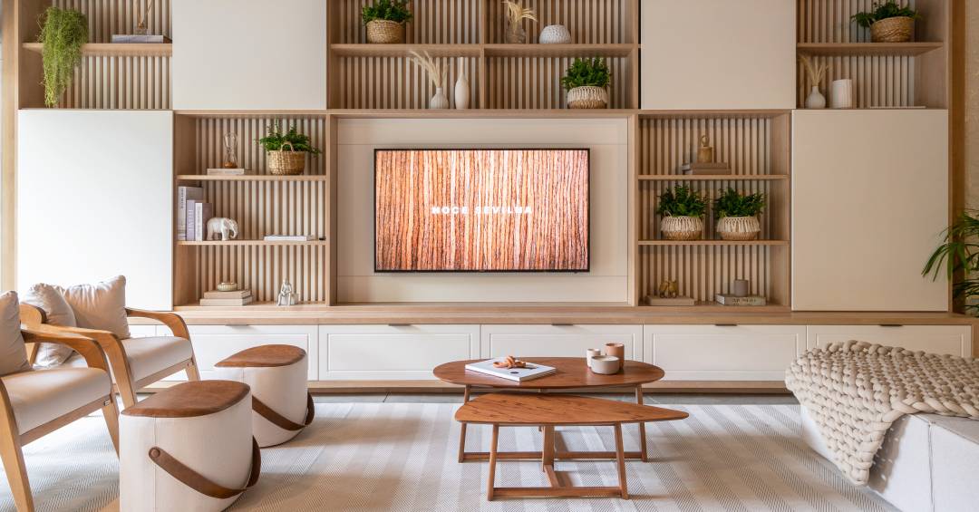 Rusticidade Chic: Sala de Estar Escandinava com Móveis de Madeira Maciça - inspiração