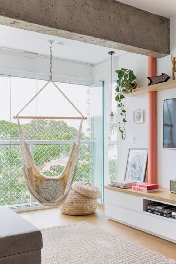 Refúgio Relaxante: Sala Integrada com Rede e Almofadas no Chão - detalhe