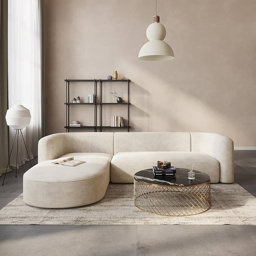 Minimalismo Curvilíneo: Sala de Estar com Sofá de Veludo e Formas Orgânicas - inspiração