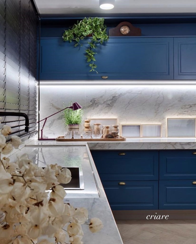 Prateleiras Aéreas Azul Serenity com Plantas Pendentes - detalhe