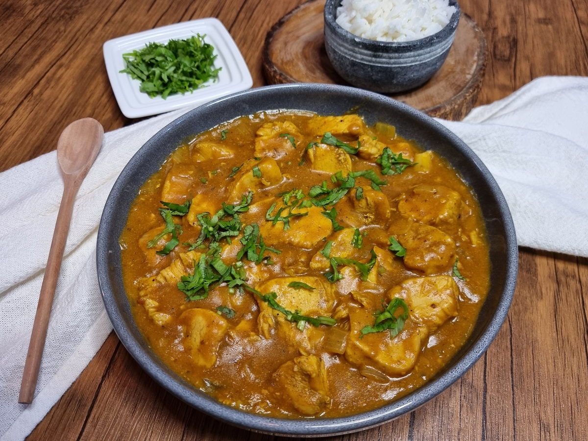 Frango ao Curry com Leite de Coco e Legumes Crocantes - detalhe