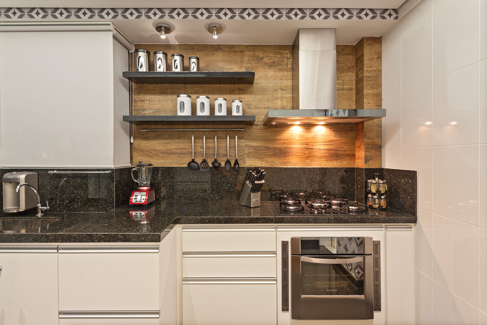 Com Frontão Alto e Detalhes Clássicos: Elegância e Personalidade em Cozinhas Tradicionais - detalhe